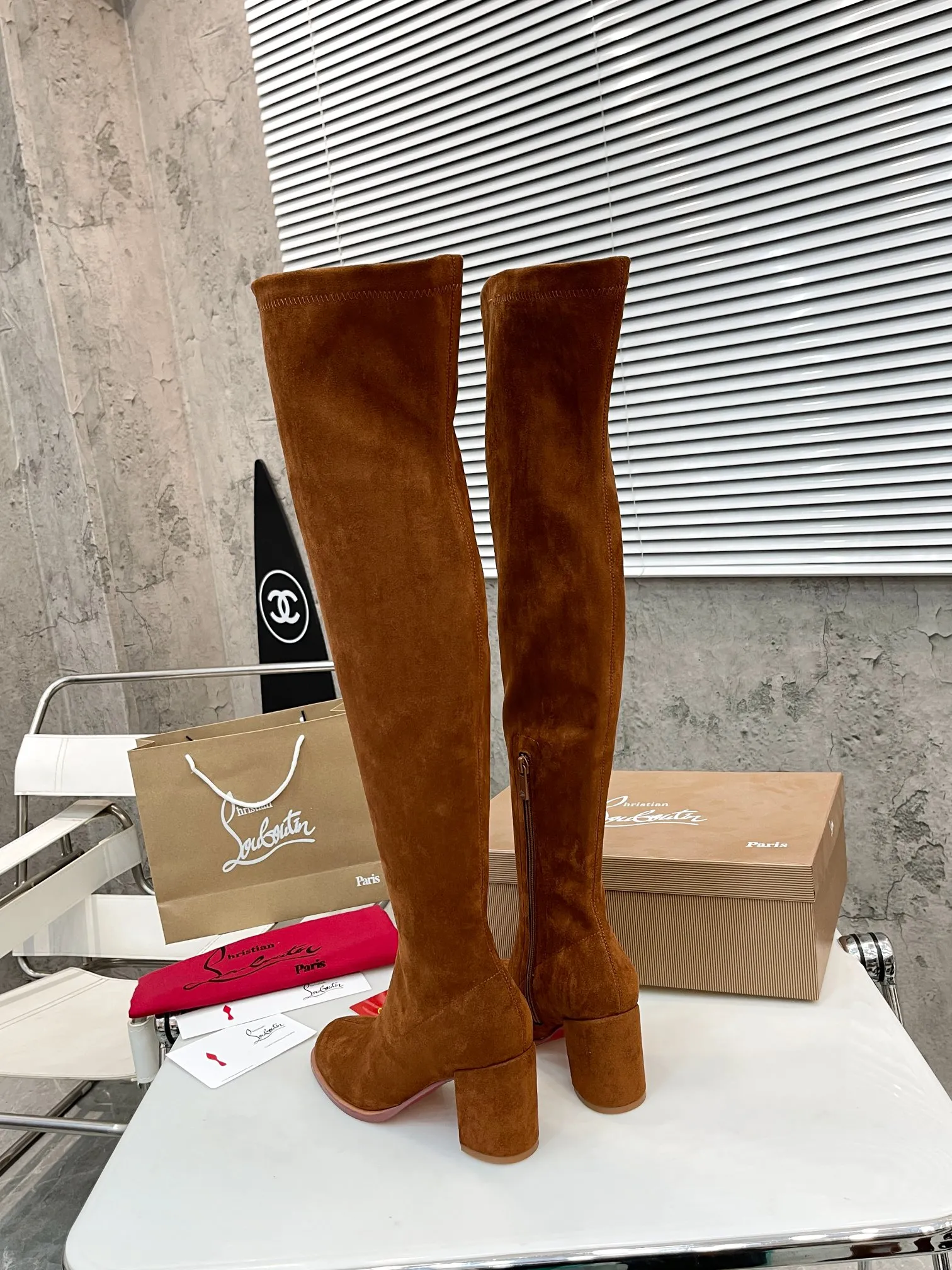 👟👟Ex-factory price 640👟👟 Christian Louboutin (CL) launches new thick-heeled stretch ankle boots, which are classic and refined, with smooth and slender lines. Fitted with 70mm square heel. The tube height is 22 inches.  ✅Fabric: stretch velvet leather ✅Lining: sheepskin ✅Outsole/heel height: rubber Heel height 7cm ✅Color: black stretch velvet black stretch leather khaki stretch suede ✅Code number: 34-41 (34,41 customized) ✅Packaging: original board packaging